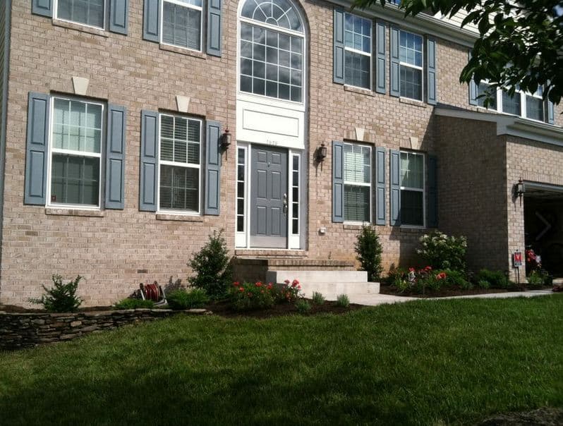 Expert Landscaper Services Include Plantings and Hardscapes 